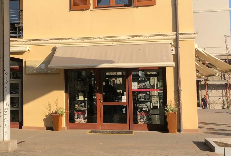 Rapina in pieno giorno in una gioielleria del centro di Alghero