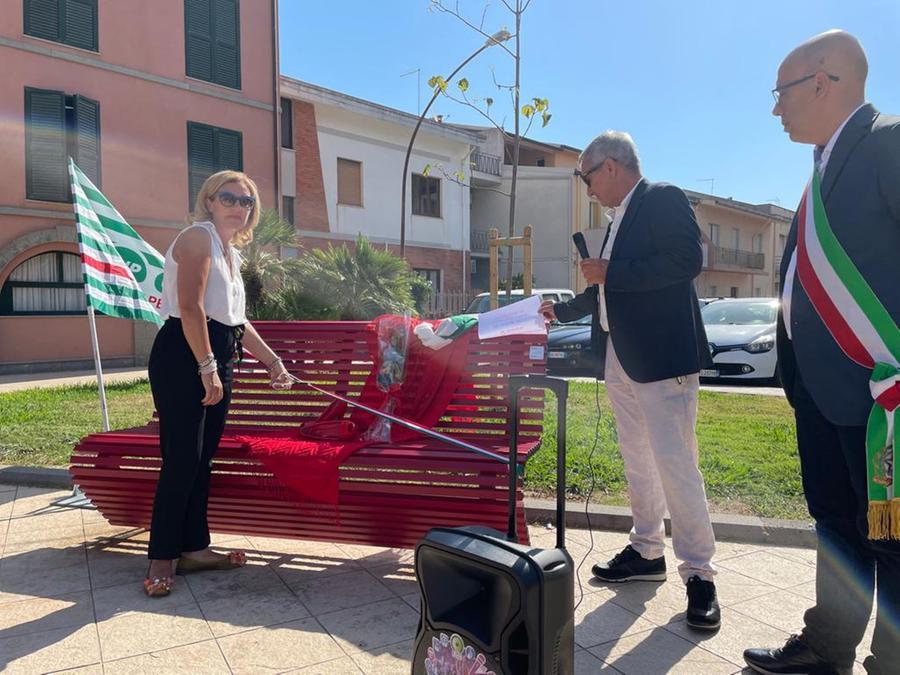 Panchina rossa in piazza Italia, dono simbolo dei pensionati di Oristano contro la violenza di genere