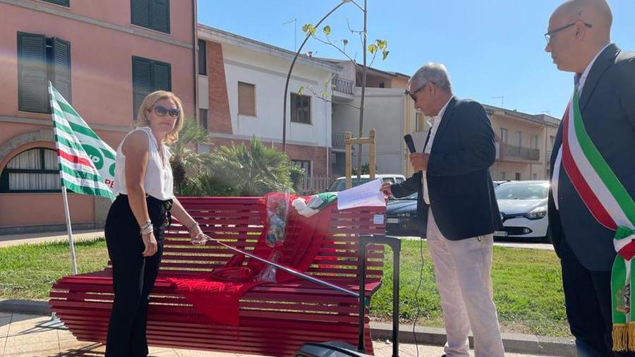 Panchina rossa in piazza Italia, dono simbolo dei pensionati di Oristano contro la violenza di genere