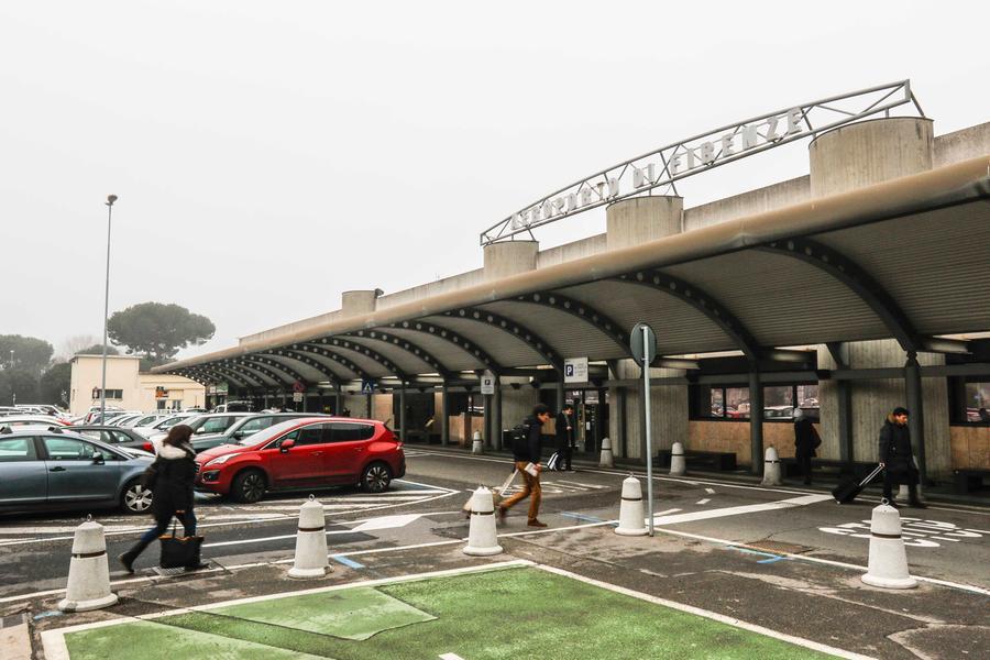 Incendio alle porte di Firenze: sospeso e poi riaperto traffico aereo a Peretola