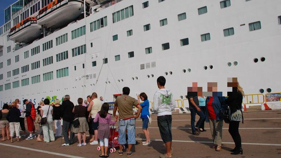 Passeggeri sul molo a Olbia, immagine di repertorio