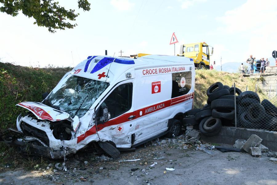 
	L'ambulanza dopo lo scontro&nbsp;&egrave; finita fuori dalla carreggiata

