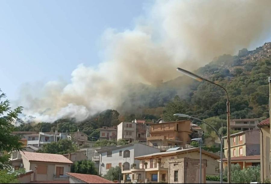 Fuoco alla periferia di Arbus, è intervenuto il Canadair giunto da Olbia
