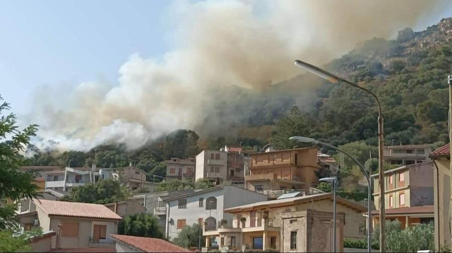 Fuoco alla periferia di Arbus, è intervenuto il Canadair giunto da Olbia
