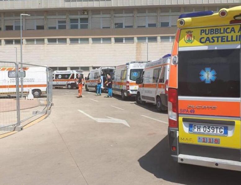 Ambulanze in coda all'esterno dell'ospedale