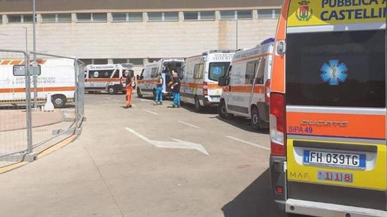 Ambulanze in coda all'esterno dell'ospedale