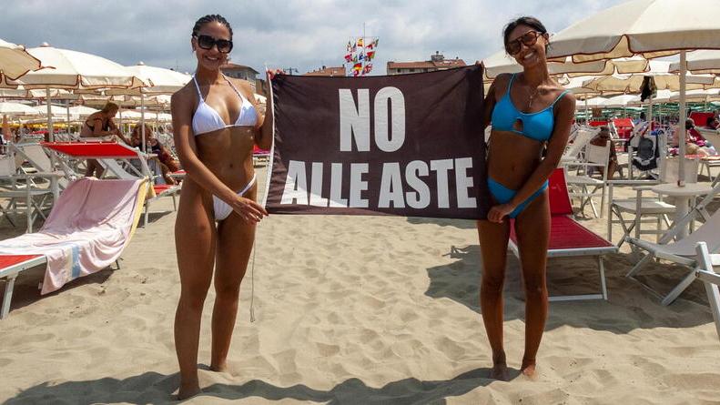 Con la nuova legge sulla concorrenza oltre 400 spiagge della Versilia andranno all'asta: gli imprenditori promettono battaglia