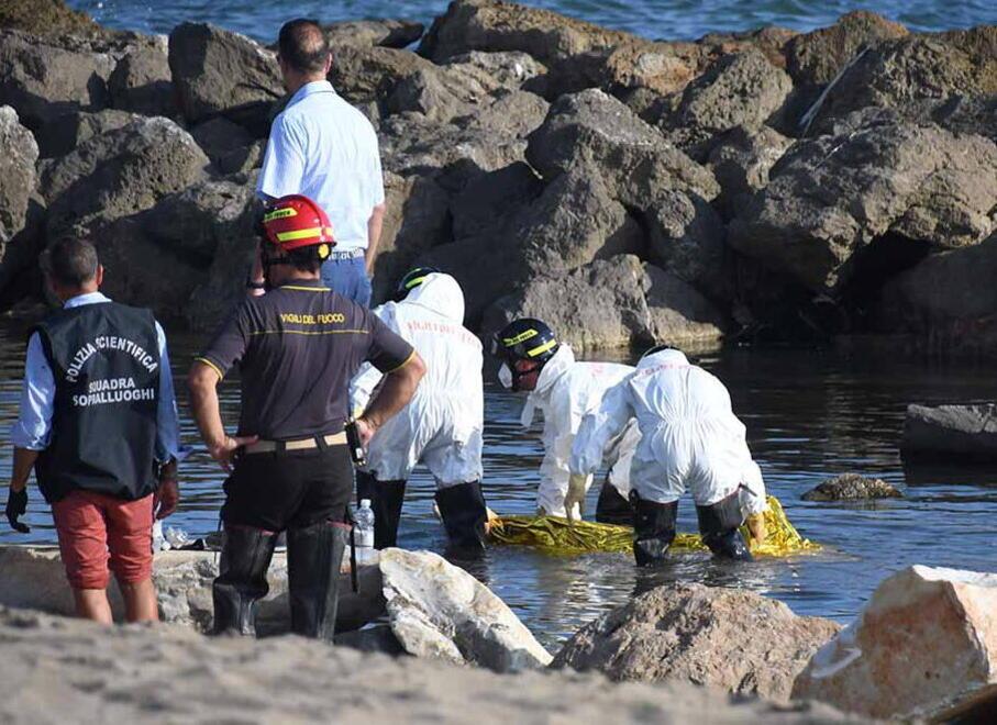 La rimozione della salma nelle acque di Marina di Massa (Foto di Claudio Cuffaro)