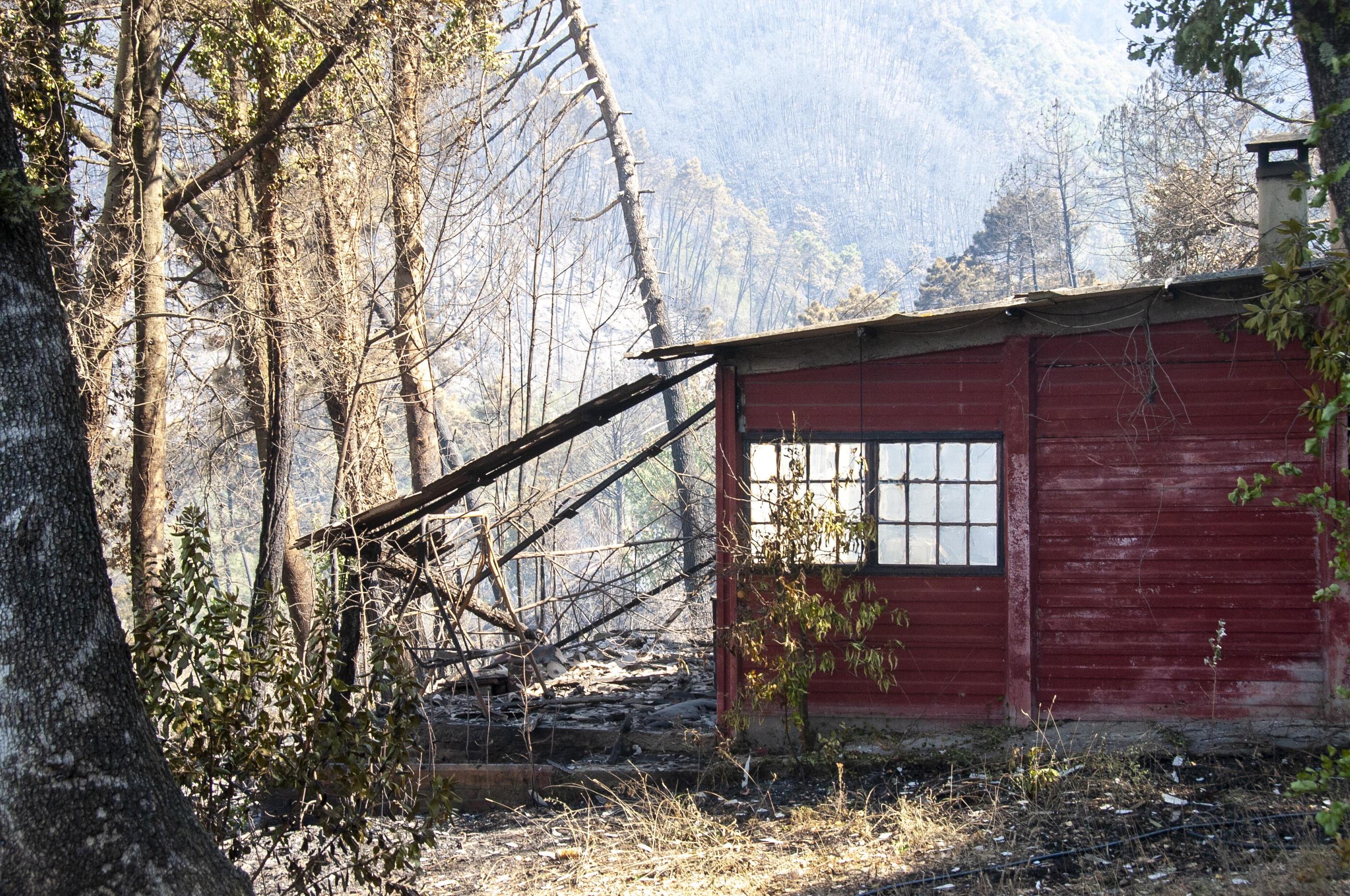 Una struttura distrutta in parte dalle fiamme dell’incendio
