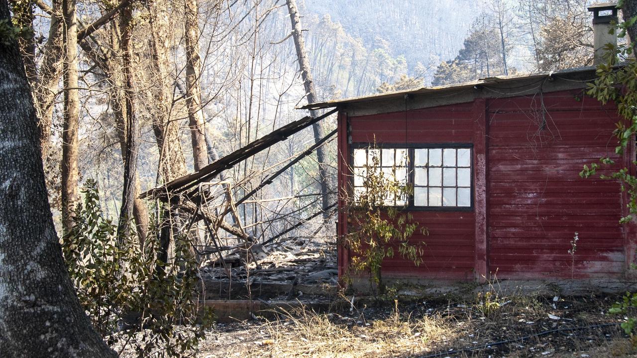 Una struttura distrutta in parte dalle fiamme dell’incendio