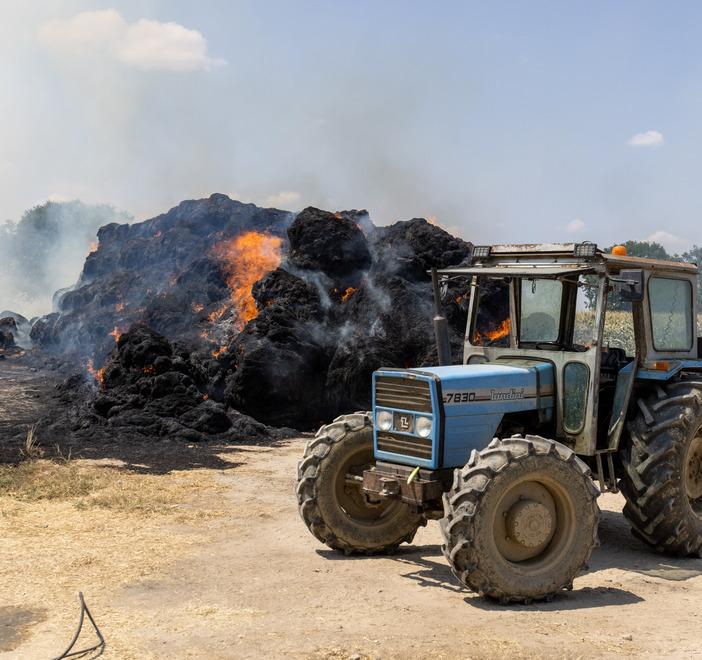Ferrara, rotoballe a fuoco all’azienda di via Palmirano