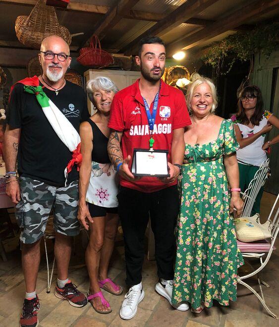 Pietrasanta, salva tra le onde un sedicenne ma nessuno lo ringrazia: «Una festa contro l’indifferenza» 