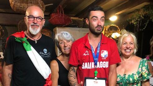 Pietrasanta, salva tra le onde un sedicenne ma nessuno lo ringrazia: «Una festa contro l’indifferenza»