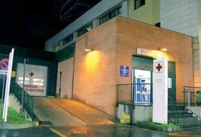 Dà in escandescenze al pronto soccorso e colpisce una guardia giurata