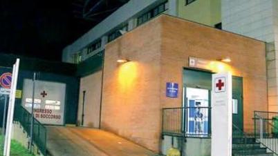 Dà in escandescenze al pronto soccorso e colpisce una guardia giurata
