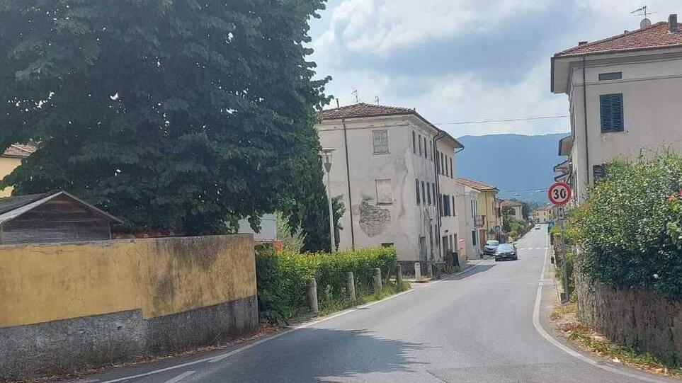 Lucca, via delle Gavine tra incidenti e polemiche: scatta la protesta