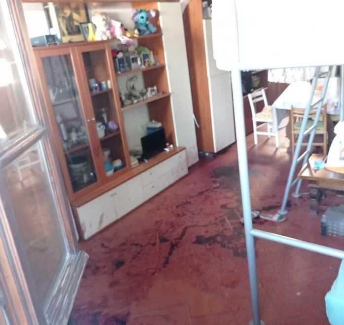 
	Un'immagine dell'abitazione in cui si &egrave; consumata la tragedia: si notano chiaramente le chiazze di sangue a terra&nbsp;

