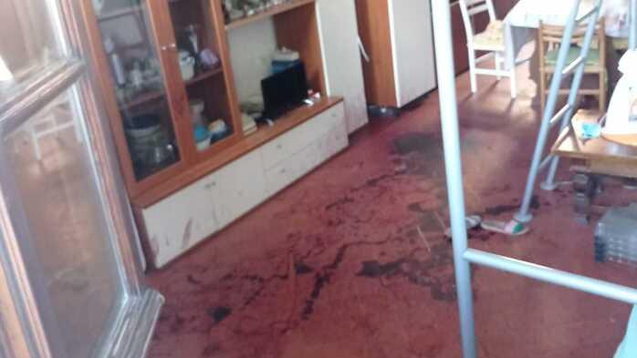 Un'immagine dell'abitazione in cui si è consumata la tragedia: si notano chiaramente le chiazze di sangue a terra 