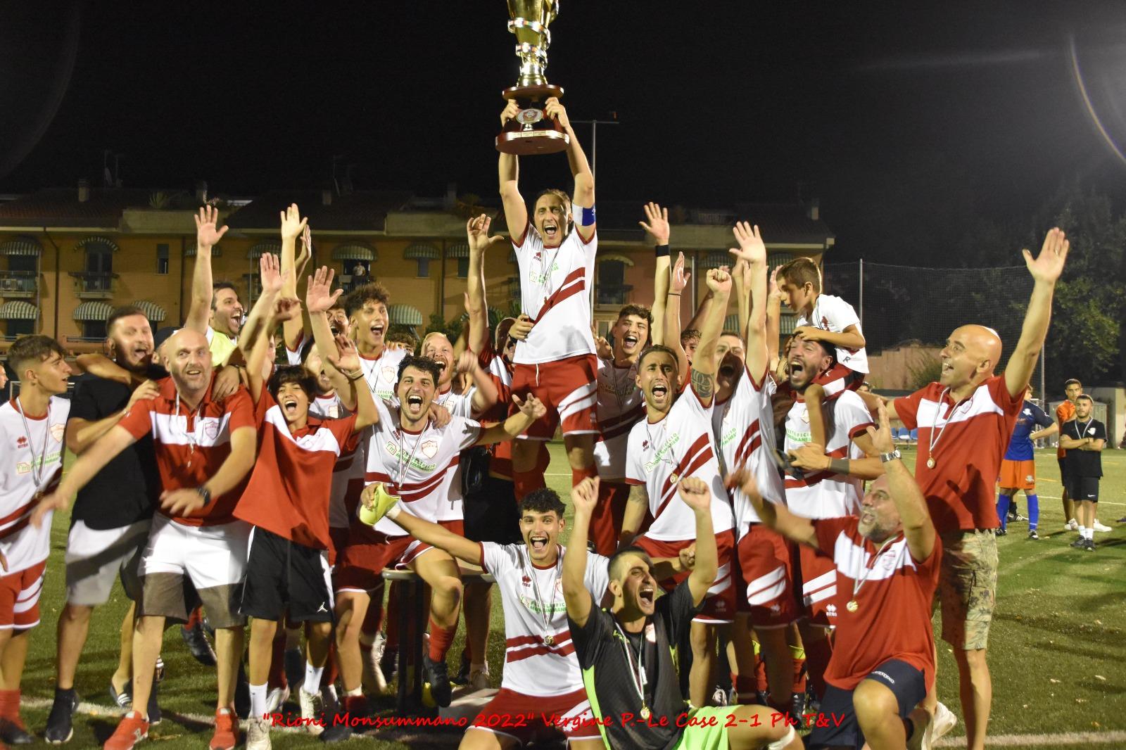 L’esultanza al momento della consegna della Coppa da parte della Vergine dei Pini, vincitore della quinta edizione del torneo dei Rioni di Monsummano