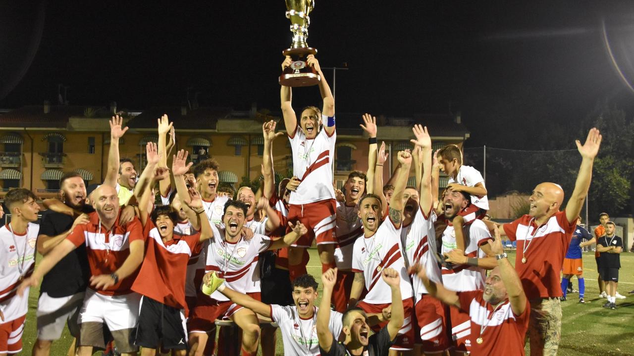 L’esultanza al momento della consegna della Coppa da parte della Vergine dei Pini, vincitore della quinta edizione del torneo dei Rioni di Monsummano