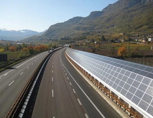 Un rendering di pannelli fotovoltaici sopra le barriere antirumore lungo un’autostrada