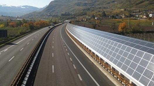 Un rendering di pannelli fotovoltaici sopra le barriere antirumore lungo un’autostrada