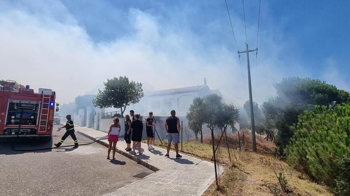 L'incendio a Città Nuova (foto Massimo Locci)