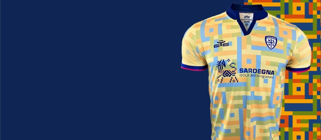 La maglia che verrà utilizzata a Strasburgo: la terza dopo le classiche rossoblù e bianca