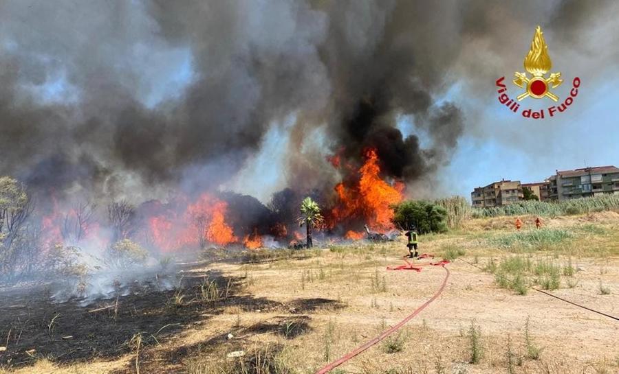 
	Le fiamme in viale Marconi (foto mario rosas)

