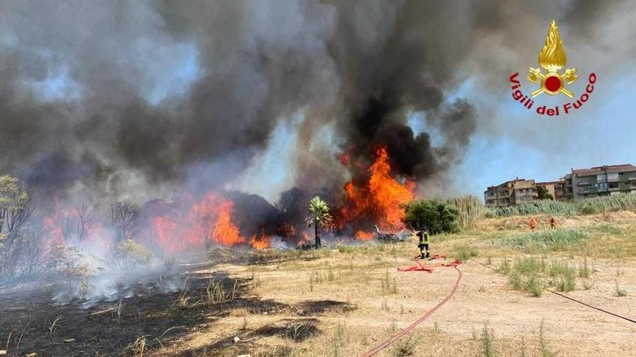 Le fiamme in viale Marconi (foto mario rosas)