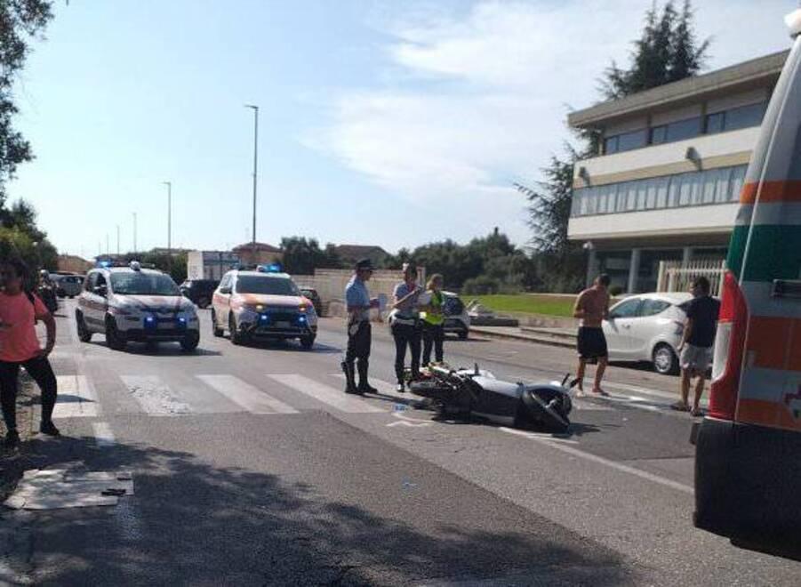 Auto contro scooter a Querceta: due ragazzini feriti, grave una sedicenne 