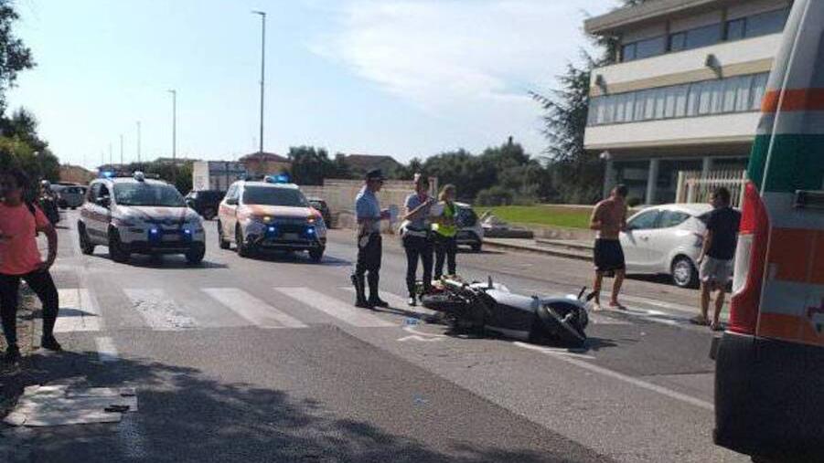 Auto contro scooter a Querceta: due ragazzini feriti, grave una sedicenne