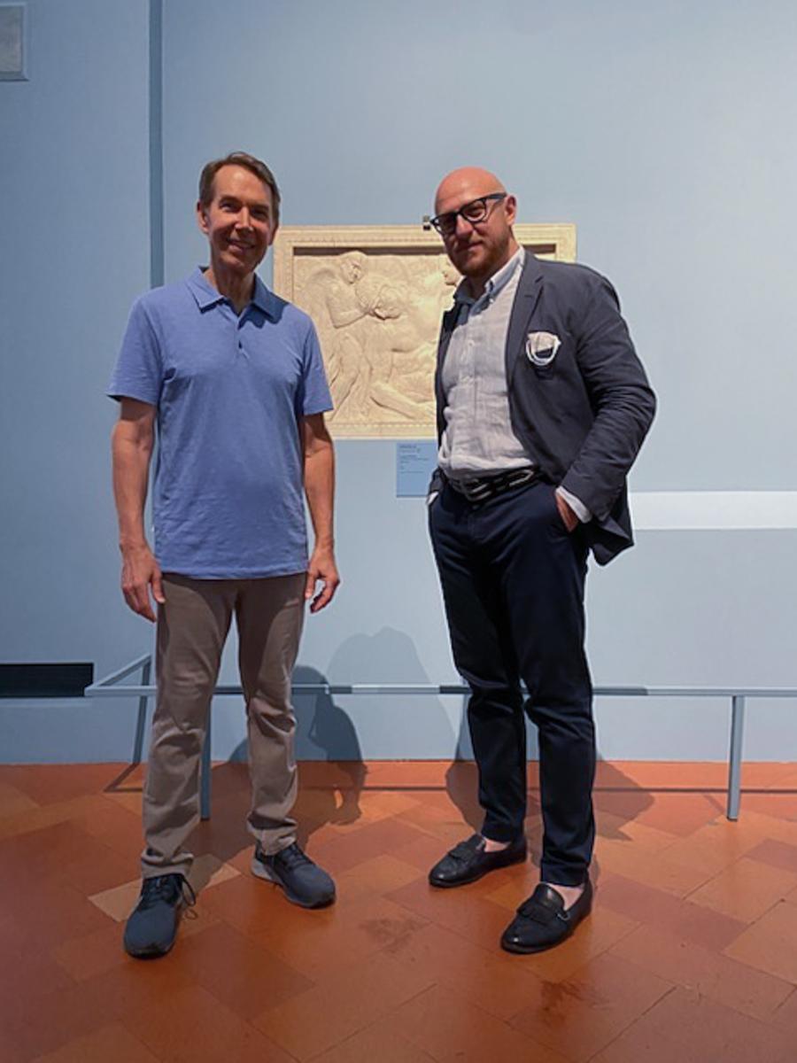 Jeff Koons in visita a Palazzo Strozzi per la mostra su Donatello