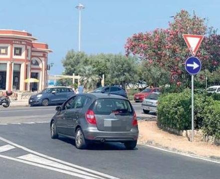 In via del Mare tutti a destra, ma non mancano i “furbetti”