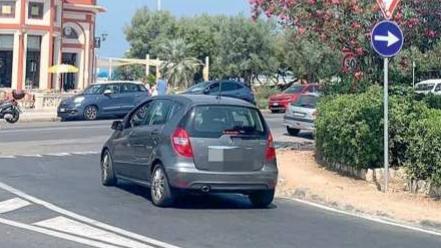 In via del Mare tutti a destra, ma non mancano i “furbetti”
