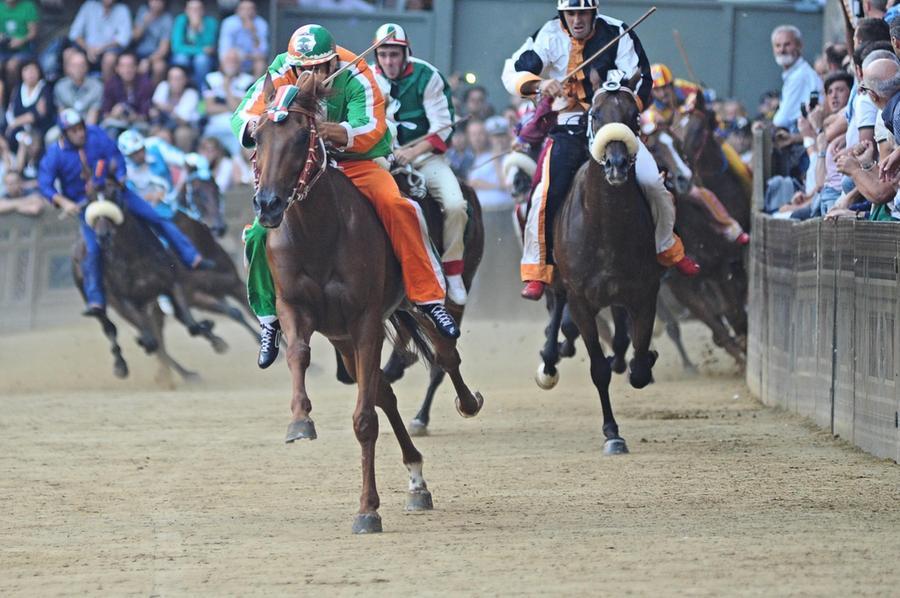 
	Giovanni Atzeni "Tittia" vince il Palio del 2015 con i colori della Selva

