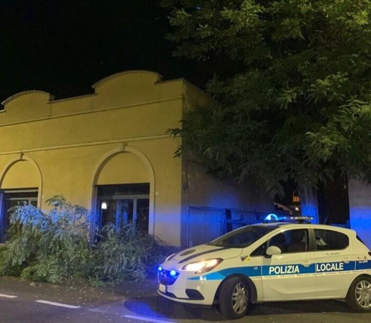 Modena Raffiche ai 90 orari in pieno centro. «Vento forte? È colpa del caldo» 