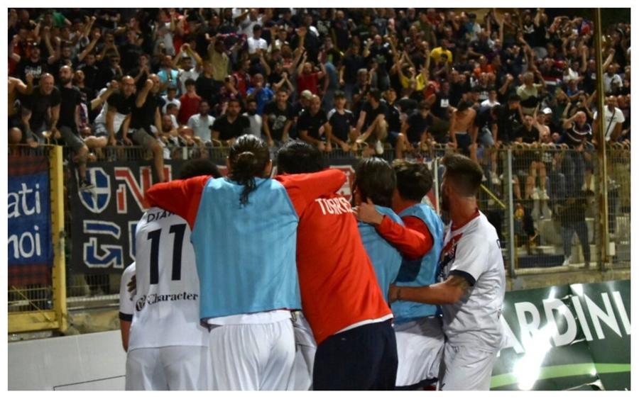 
	Giocatori della Torres in festa con i tifosi dopo la vittoria nella finale playoff

