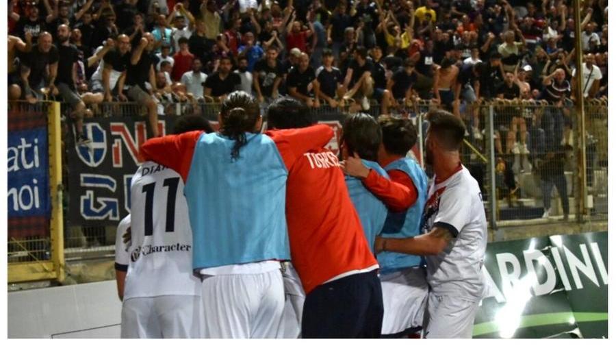 Giocatori della Torres in festa con i tifosi dopo la vittoria nella finale playoff