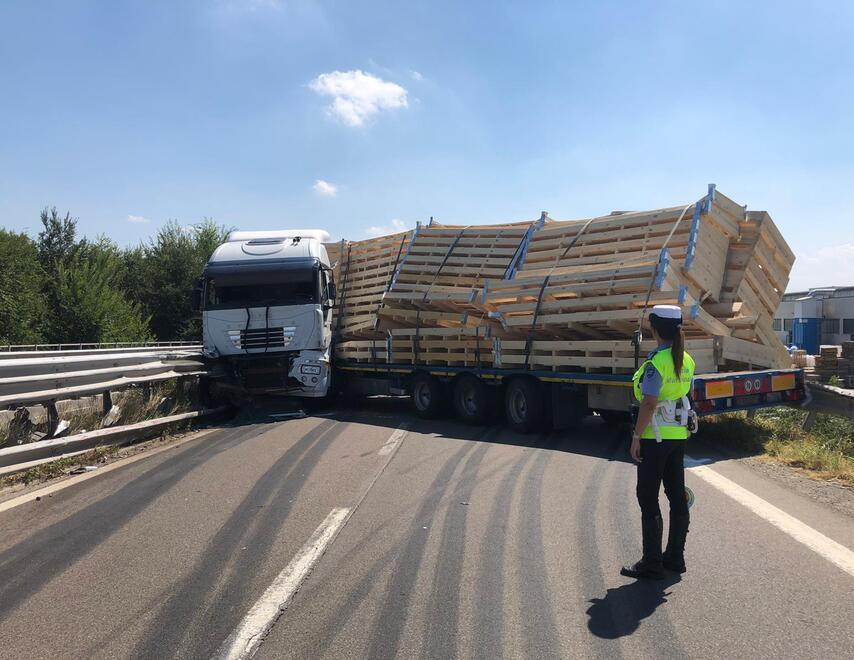 Fiorano Tir incastrato blocca il traffico Il sindaco arriva con l’acqua 
