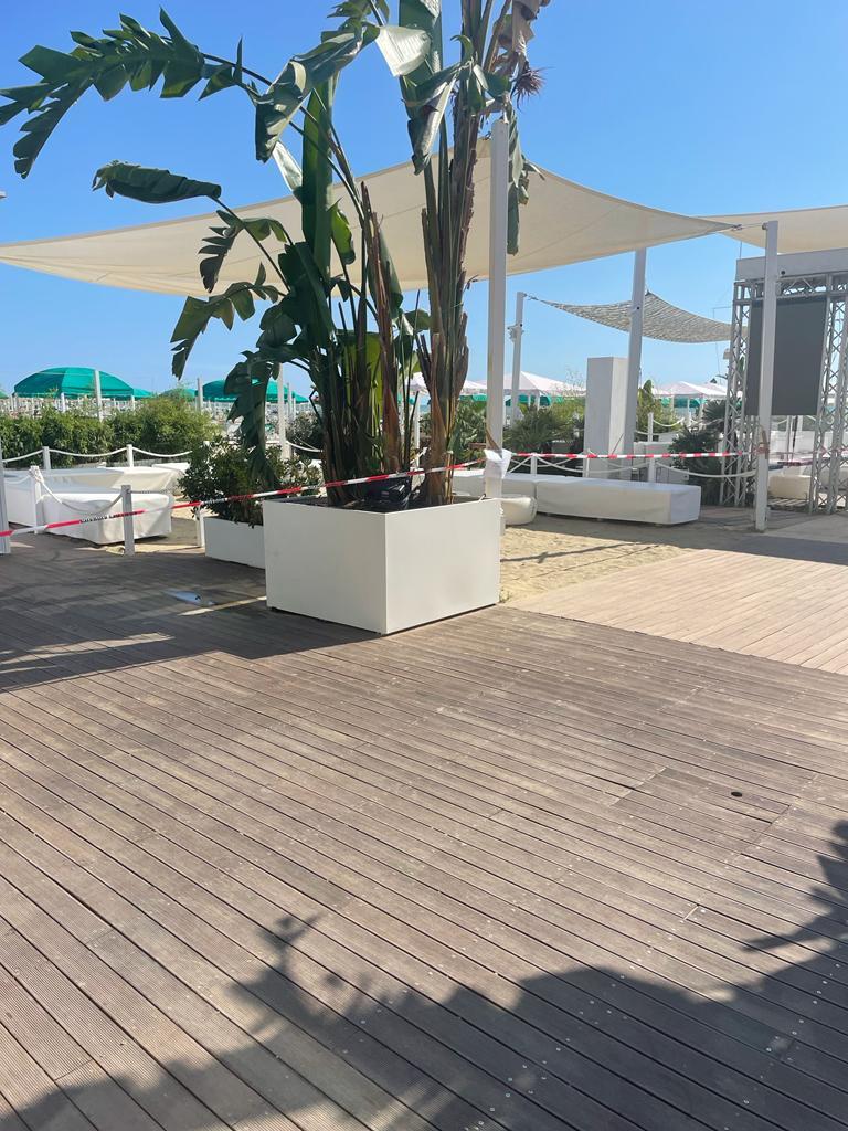 Focette, irregolarità in spiaggia: sequestrati gli arredi al bagno “Just me”. I concessionari: «Pronti alla riapertura» 