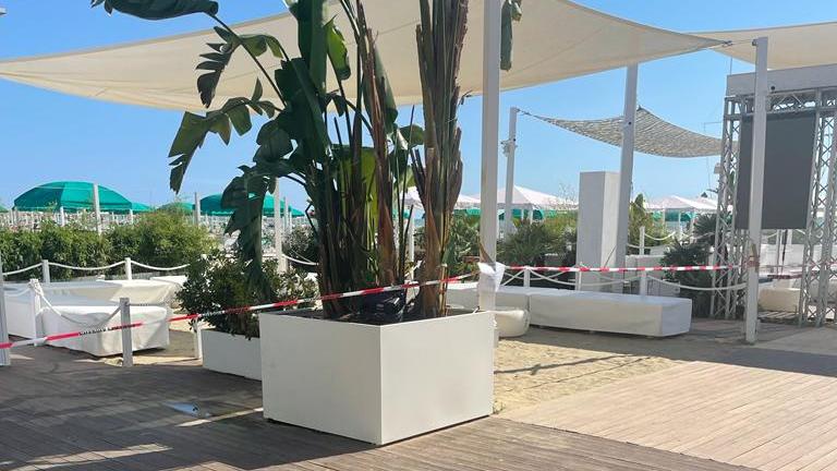 Focette, irregolarità in spiaggia: sequestrati gli arredi al bagno “Just me”. I concessionari: «Pronti alla riapertura»