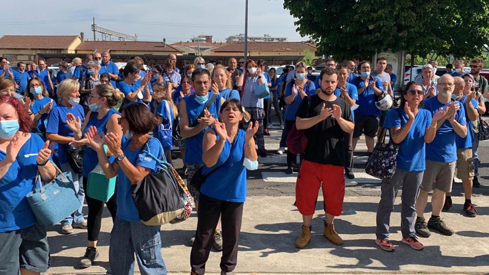 momento della protesta da parte degli operai della Piaggio di fronte alla palazzina occupata da impiegati e dirigenti poco dopo l’infortunio accaduto a un’operaia quarantenne nel reparto 2 ruote