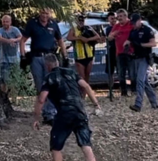 Olbia, palpa due ragazzine e fugge 