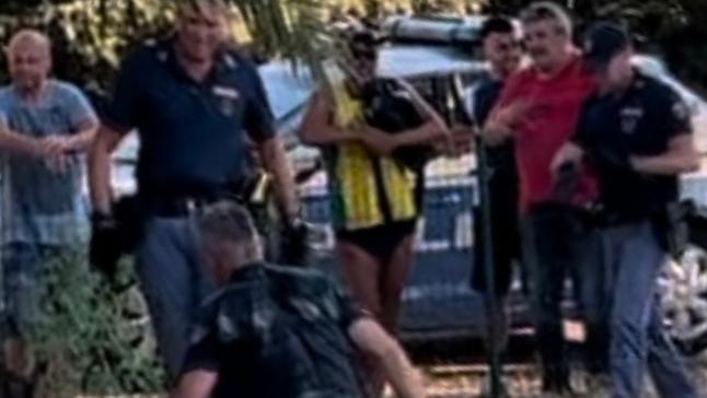 Olbia, palpa due ragazzine e fugge