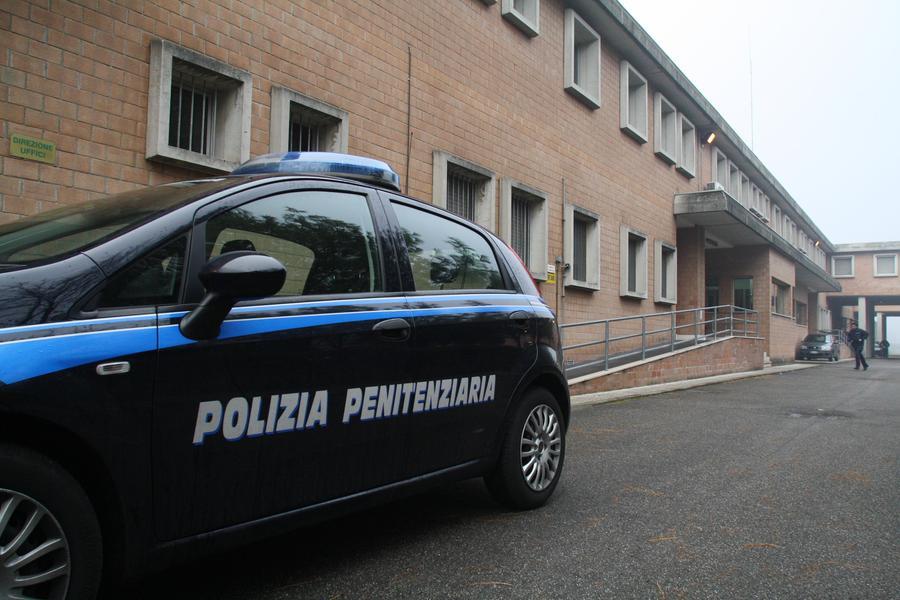 Aggressione in carcere, feriti tre agenti