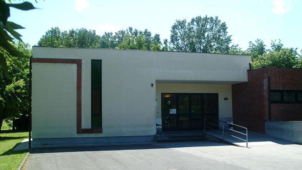 La clinica Santa Zita vista dalle Mura e a destra l’obitorio del Campo di Marte