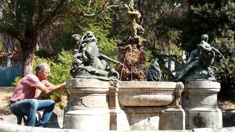 
	Il pensionato al lavoro mentre sistema la fontana

