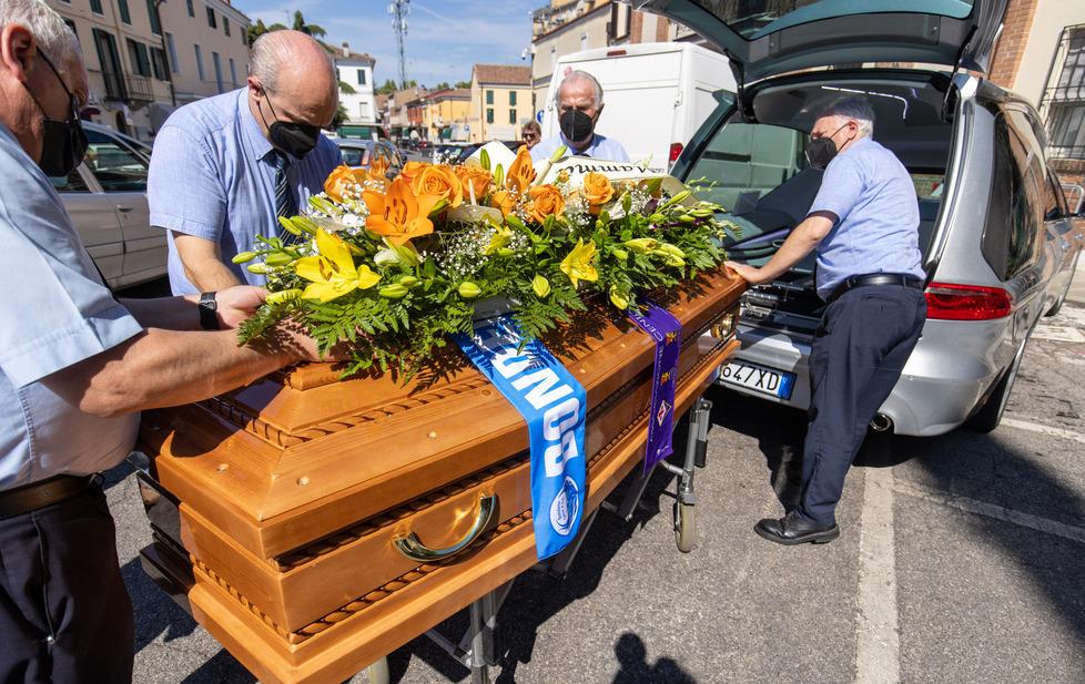 Tanti amici per l’ultimo saluto al generoso e appassionato Luca