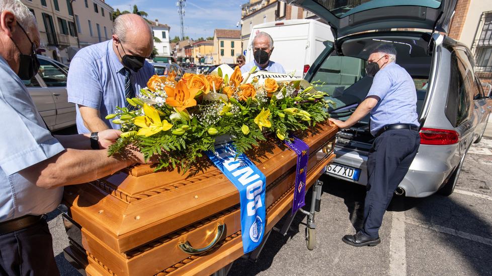Tanti amici per l’ultimo saluto al generoso e appassionato Luca